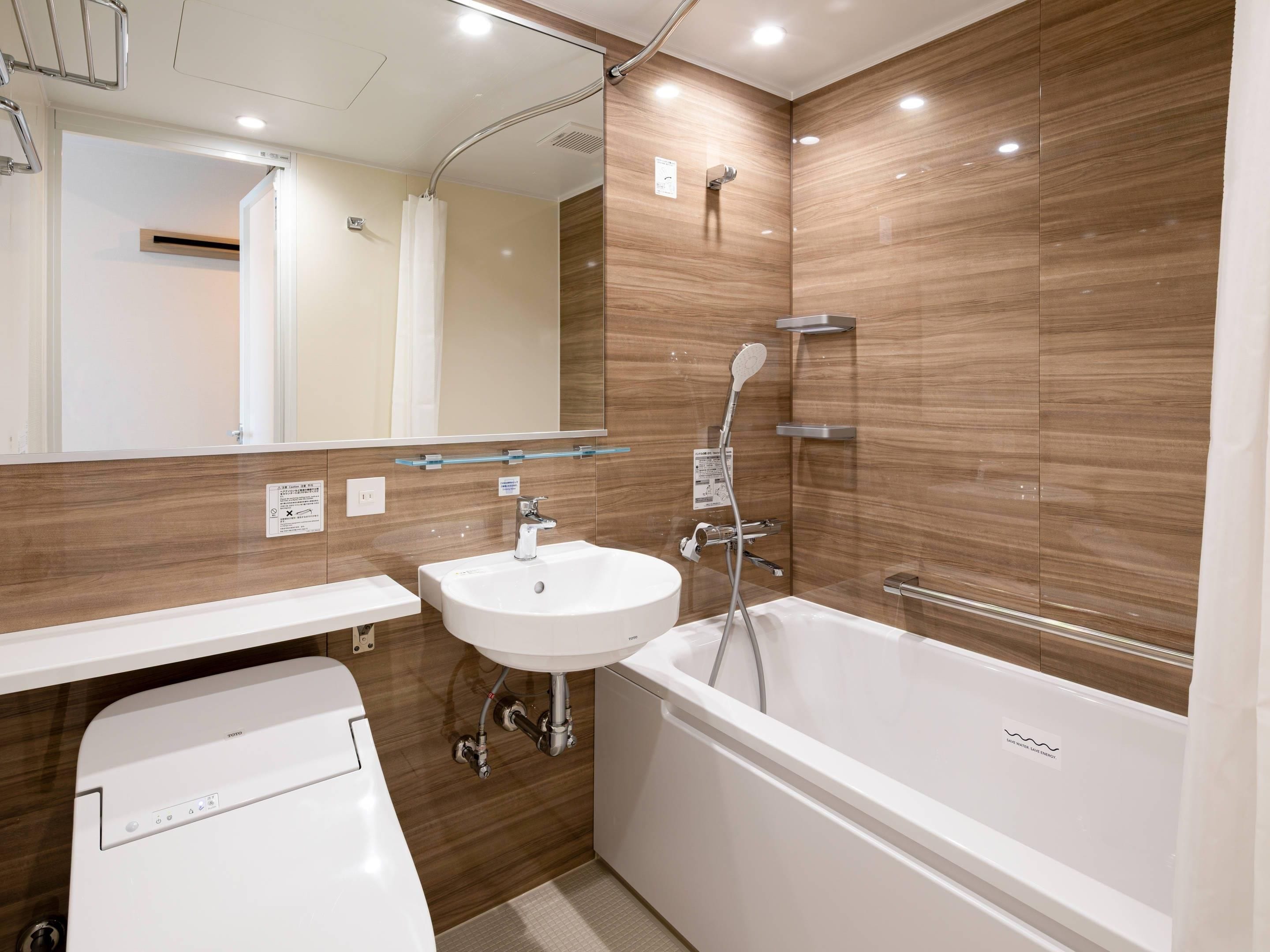 Une salle de bain moderne avec une baignoire, un lavabo et des toilettes.