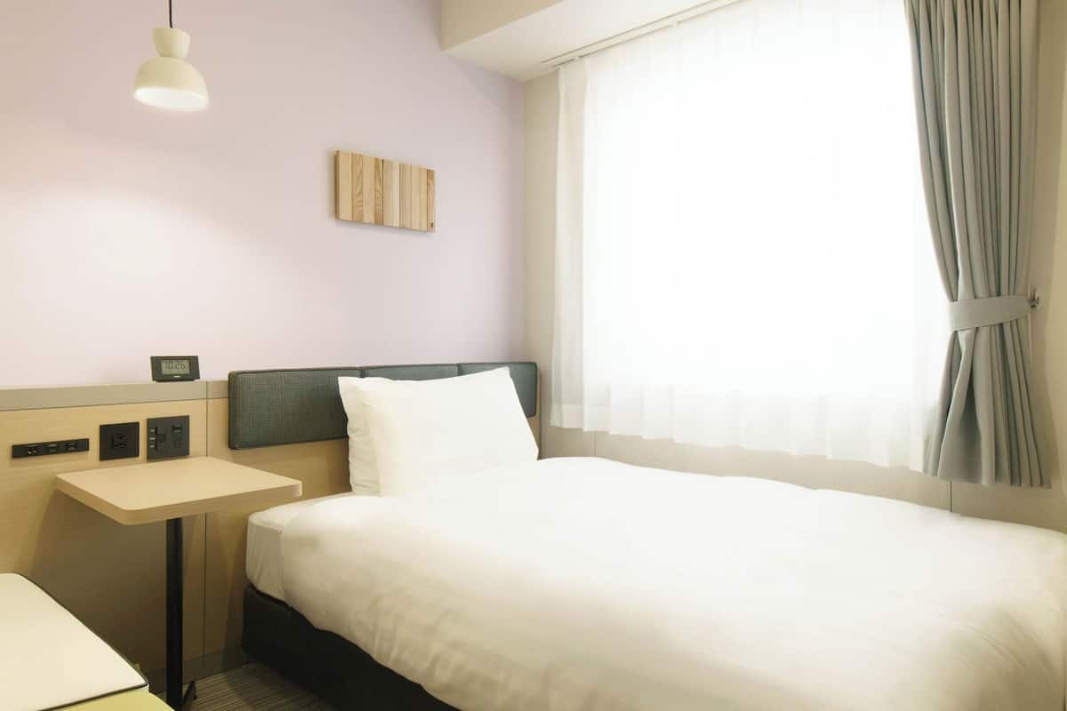 Ropa de cama de alta calidad y caja de seguridad en la habitación