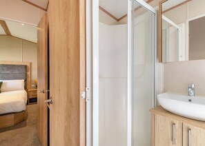Bathroom - Gold Premium Caravan, parking, ensuite & decking (Skegness)