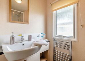 Bathroom - Gold Premium Caravan with parking 6 (Skegness)