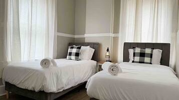 2 chambres, bureau, fer et planche à repasser, accès au Wi-Fi (inclus)