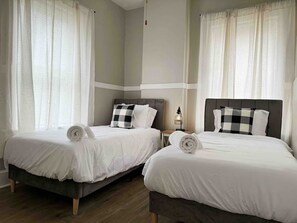 2 makuuhuonetta, työpöytä, silitysrauta/-lauta, ilmainen Wi-Fi