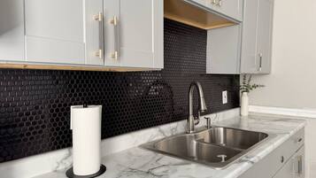 Réfrigérateur, four à micro-ondes, un four, surface de cuisson