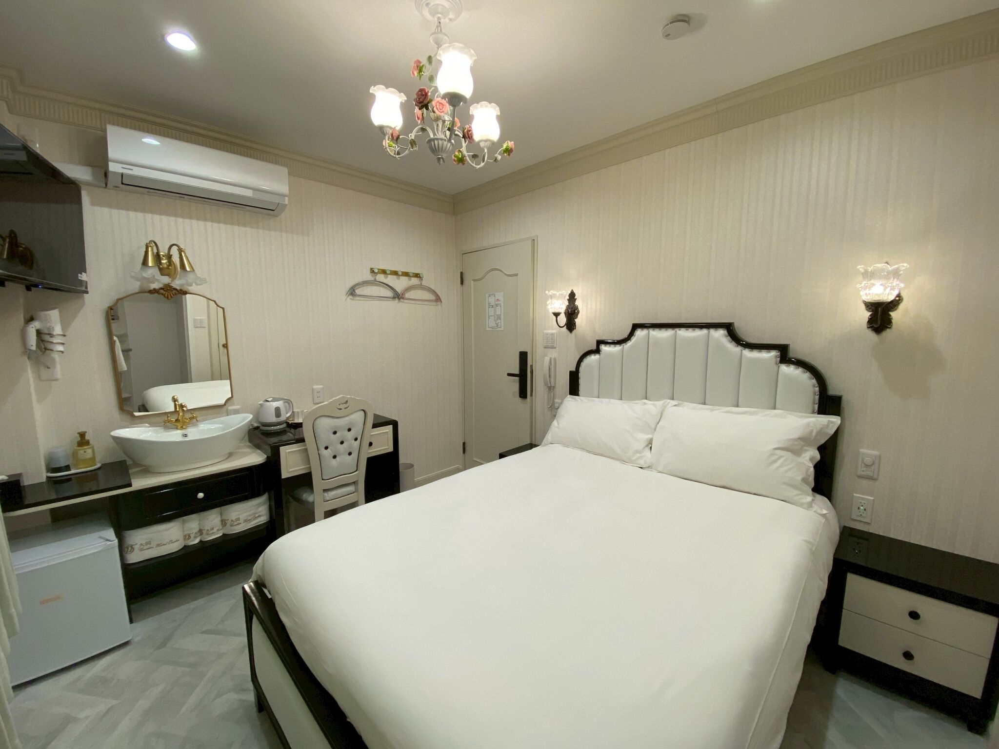 Bureau, Wi-Fi gratuit, draps fournis