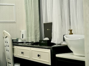 Desk, free WiFi, bed sheets - Daidoh Garden Hotel Osaka Annex (Osaka)