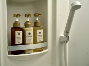 Douche, articles de toilette gratuits, sèche-cheveux