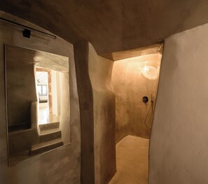 Luxury Suite | Bathroom | Slippers, soap, shampoo, toilet paper - Domus Pyrgos (Santorini)