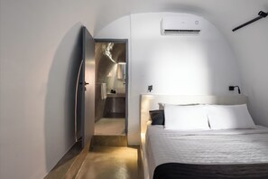 In-room safe, desk, laptop workspace, free WiFi - Domus Pyrgos (Santorini)