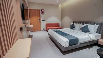 Deluxe Double Room | In-room safe, desk, iron/ironing board (on request), WiFi (free)