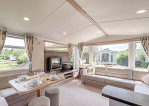 TV - Silver Caravan with parking, ensuite & decking (Skegness)