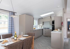 Dining - Deluxe Lodge, parking, ensuite, decking & hot tub (Skegness)