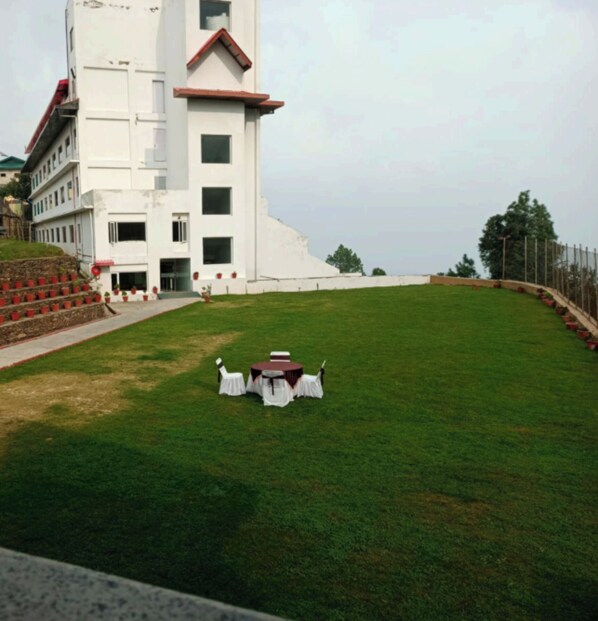 Outdoor dining - Jungle Livinn Resorts (Chail)