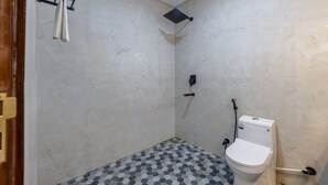 تجهيزات دش، خف للقدمين، مراحيض شطف، مناشف