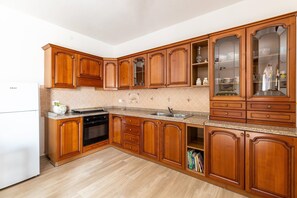 Fridge, microwave, oven, stovetop - Villa with garden and air conditioning (La Muddizza SS)