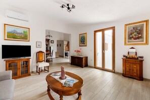 Smart TV, fireplace - Villa with garden and air conditioning (La Muddizza SS)