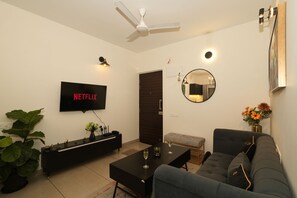 Living area - Cozy 1-bedroom apartment in beautiful Siolim with AC and gym access (mapusa)