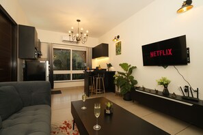 Living area - Cozy 1-bedroom apartment in beautiful Siolim with AC and gym access (mapusa)