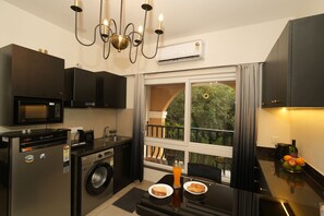 Private kitchen - Cozy 1-bedroom apartment in beautiful Siolim with AC and gym access (mapusa)