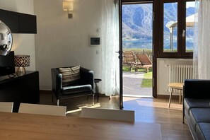 Smart TV - Panoramic Lakefront Apartment for 5 (Pieve di Ledro)