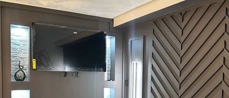 Televisión y chimenea