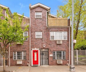 Exterior - Quaint, chic,   art nouveau 1- bedroom Garden apartment in East Brooklyn (Brooklyn)