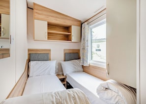 3 bedrooms - Gold 3, Slps 8, parking, ensuite, decking (Porthcawl)