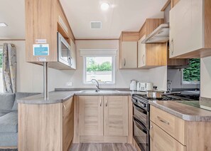 Fridge, oven, stovetop, toaster - Gold 3, Slps 8, parking, ensuite, decking (Porthcawl)