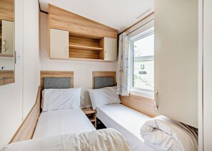Unclassified image, 5 of 8, button - Gold 3, Slps 8, parking, ensuite, decking (Porthcawl)
