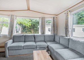 Unclassified image, 2 of 8, button - Gold 3, Slps 8, parking, ensuite, decking (Porthcawl)