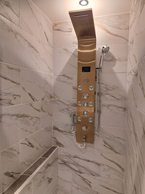 Ducha, toallas y papel higiénico