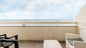A balcony with a view of the beach and ocean. - Beachfront terrace and air conditioning (Castelsardo)