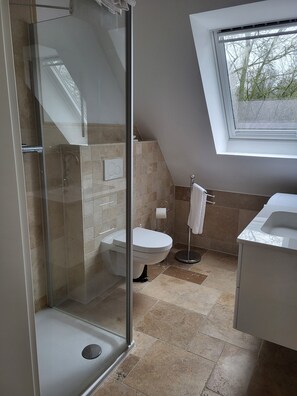 Dusche, Haartrockner, Handtücher, Seife