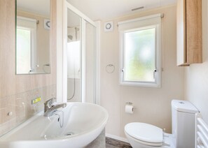 Bathroom - Bronze 3 Bedroom Caravan, Sleeps 8 (Shanklin)