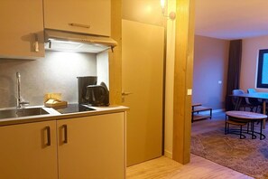 Refrigerador, microondas, parrilla de estufa y cafetera y tetera 