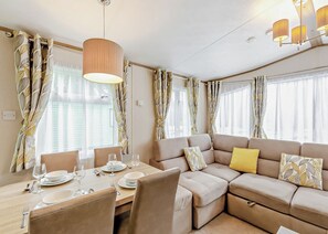 Interior - Bronze 2 Bedroom Caravan, Sleeps 6. With parking (Bowness-on-Windermere)