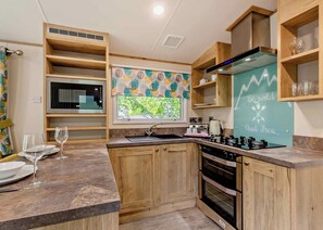 Fridge, oven, stovetop, toaster - Bronze Premium 1 Caravan slps 2, parking (Bowness-on-Windermere)