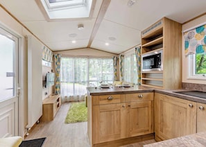 Fridge, oven, stovetop, toaster - Bronze Premium 1 Caravan slps 2, parking (Bowness-on-Windermere)
