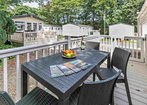 Outdoor dining - Bronze Premium 2 Caravan slps 4, parking, decking (Bowness-on-Windermere)