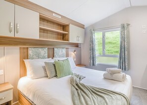 3 bedrooms - Gold Premium 3, Slps 8, parking, decking (Porthcawl)