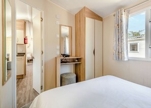 4 bedrooms - Gold 4, Slps 8, parking (Porthcawl)