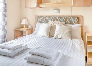 Unclassified image, 2 of 10, button - Gold Premium 2, Slps 6, parking, ensuite, decking (Porthcawl)