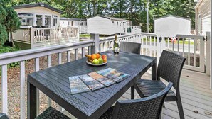Outdoor dining - Gold 2 Caravan, slps 6, parking & decking (Bowness-on-Windermere)