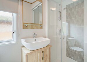 Bathroom - Gold Premium 3, Slps 6, parking, ensuite & decking (Bowness-on-Windermere)