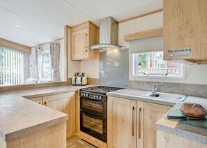 Fridge, oven, stovetop, toaster - Gold Premium 3, Slps 6, parking, ensuite & decking (Bowness-on-Windermere)