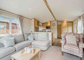 TV - Gold Premium 3, Slps 6, parking, ensuite & decking (Bowness-on-Windermere)