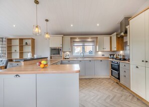 Unclassified image, 3 of 8, button - Deluxe Lodge with parking & ensuite 4 (Shanklin)