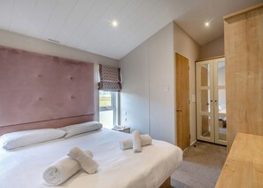 Unclassified image, 5 of 8, button - Deluxe Lodge with parking & ensuite 4 (Shanklin)