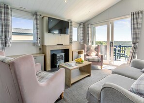 TV - Deluxe Lodge with parking & ensuite 6 (Shanklin)