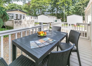 Outdoor dining - Gold Premium 3, Slps 8, parking, ensuite & decking (Bowness-on-Windermere)