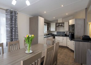 Dining - Deluxe Lodge, parking, ensuite, decking & hot tub (Shanklin)